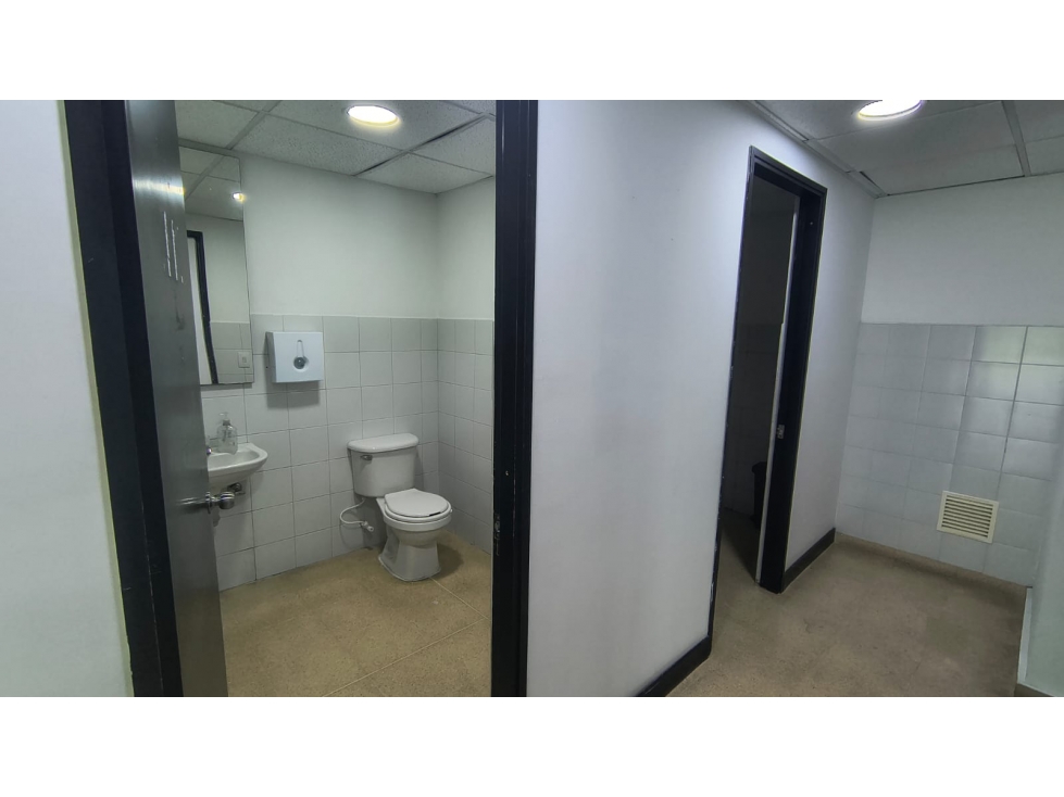 OFICINA DISPONIBLE PARA ARRIENDO UBICADA EN AVENIDA EL POBLADO - 5