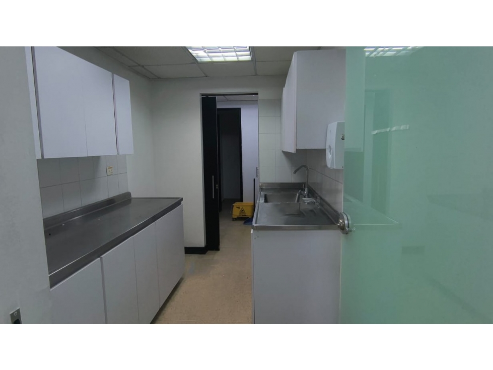 OFICINA DISPONIBLE PARA ARRIENDO UBICADA EN AVENIDA EL POBLADO - 6