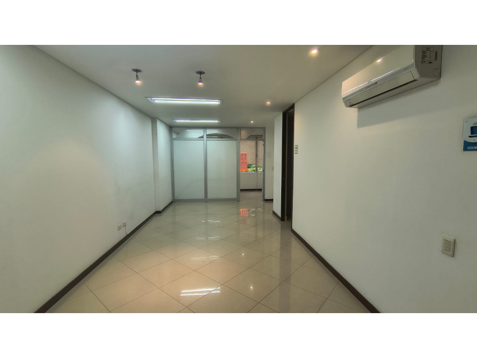 OFICINA DISPONIBLE PARA VENTA UBICADA EN LA AVENIDA EL POBLADO