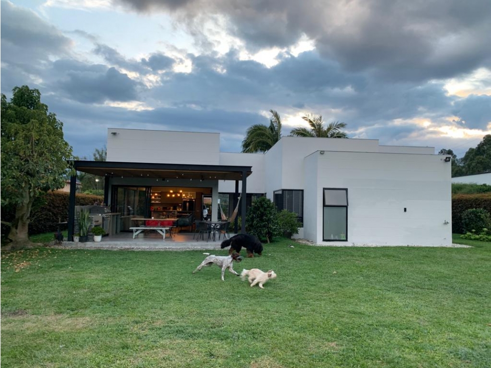 Casa campestre en venta, 1 solo nivel, Rionegro, cerca al Aeropuerto