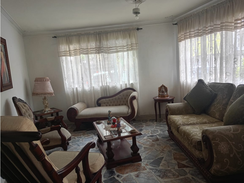 SE VENDE CASA EN LAURELES MEDELLIN