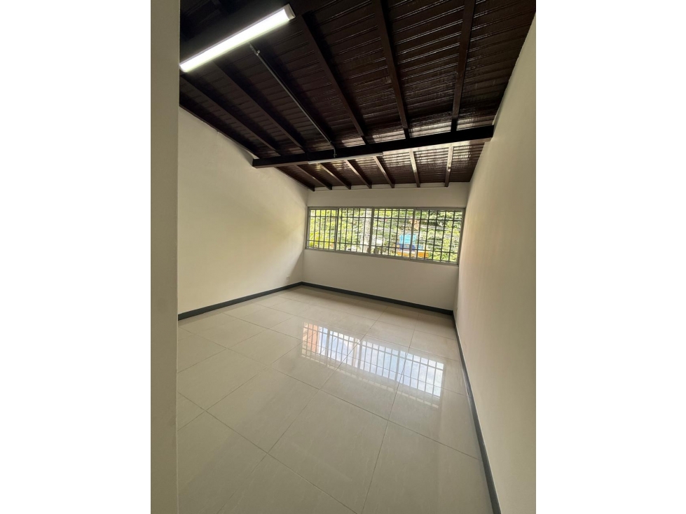 SE ARRIENDA CASA 2DO PISO EN LAURELES MEDELLIN