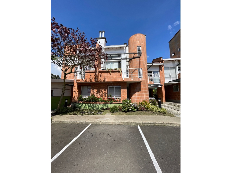 Casa disponible para Arriendo tradicional en el Retiro.
