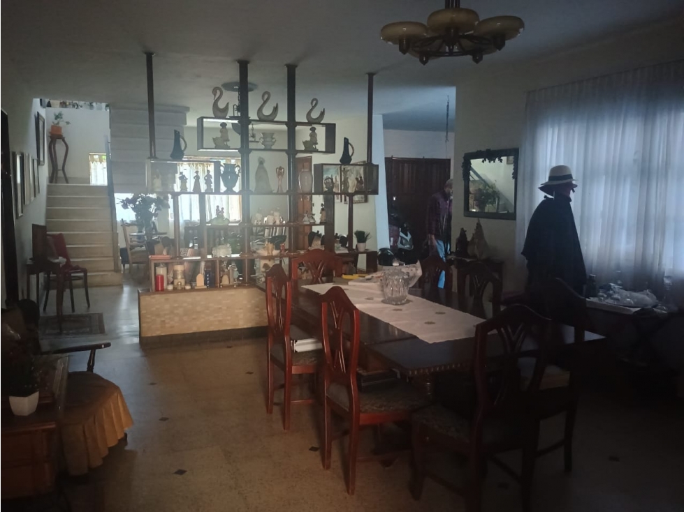 CASA LOTE EN LAURELES MUY CENTRAL