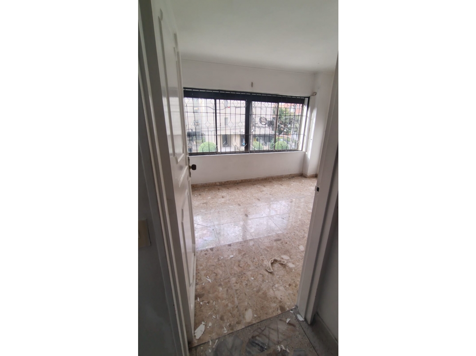 VENTA APARTAMENTO OPORTUNIDAD A UNA CUADRA DE LA BOLIVARIANA — foto 3