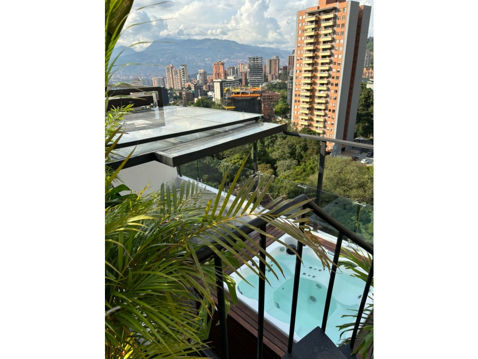 Espectacular Penthouse totalmente remodelado y amoblado en el Poblado.