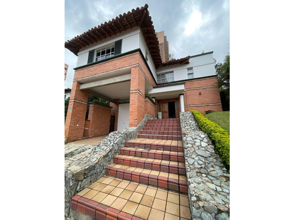 Casa disponible para Arriendo amoblada. Poblado el Tesoro.