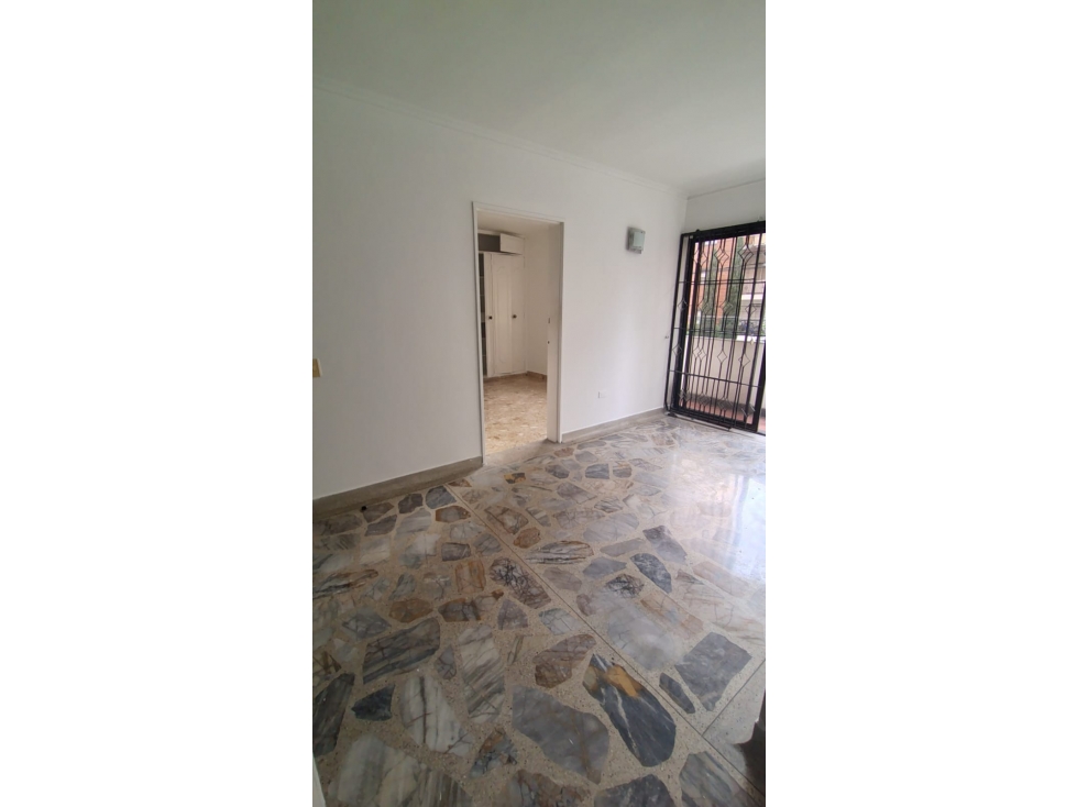 VENTA APARTAMENTO OPORTUNIDAD A UNA CUADRA DE LA BOLIVARIANA — foto 4