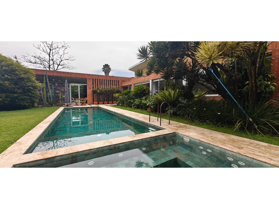 Casa en Venta con Piscina en el Poblado