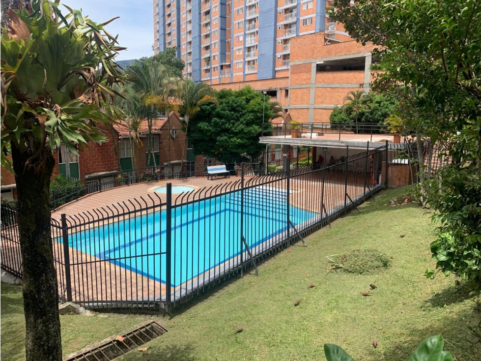 VENTA DE CASA BI FAMILIAR AL LADO DEL CLUB EL RODEO ALTO