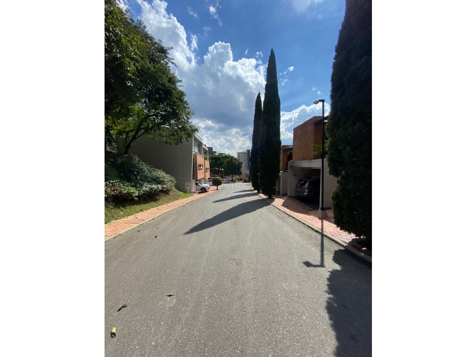Hermosa Casa de 3 Niveles disponible para Venta Altos del Poblado — foto 2