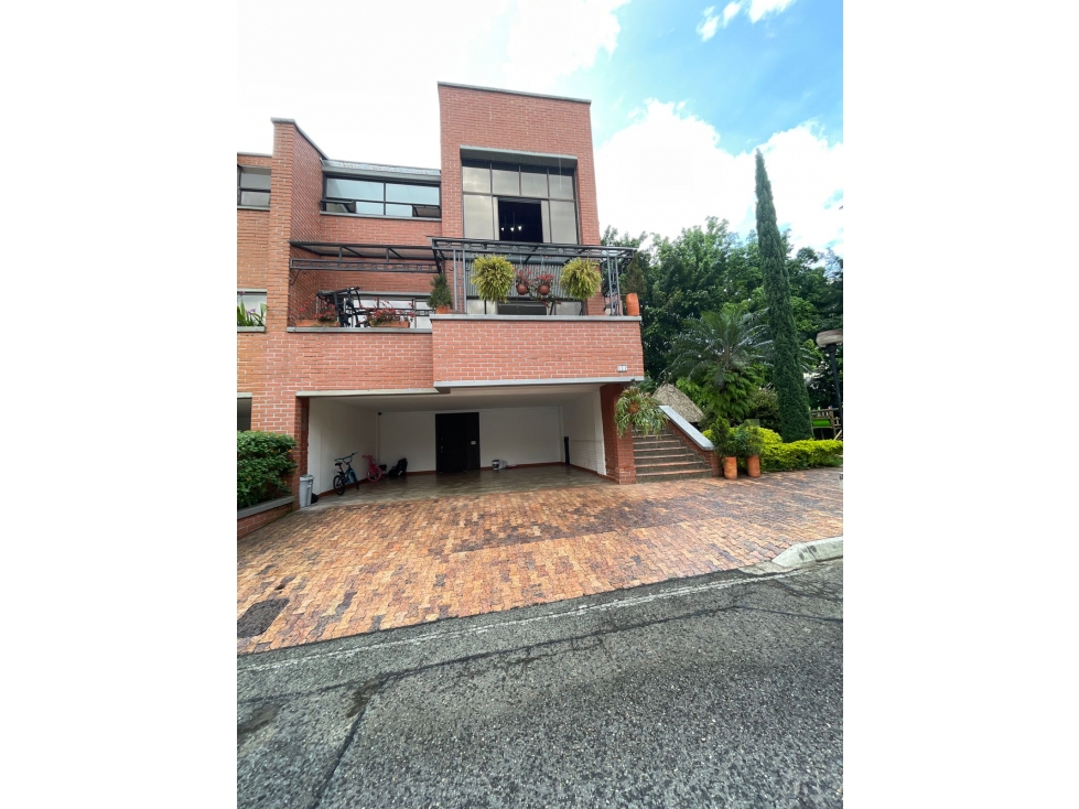 Casa disponible para Arriendo Amoblado. Poblado sector Los Naranjos.