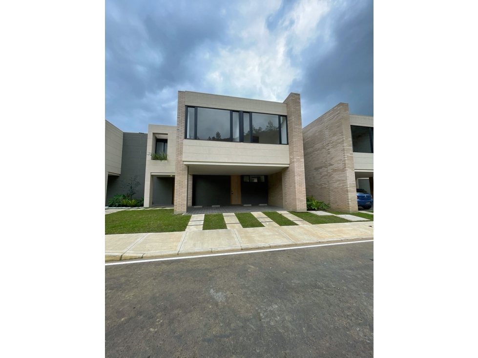 Casa disponible para arriendo tradicional Rionegro sector Sajonia