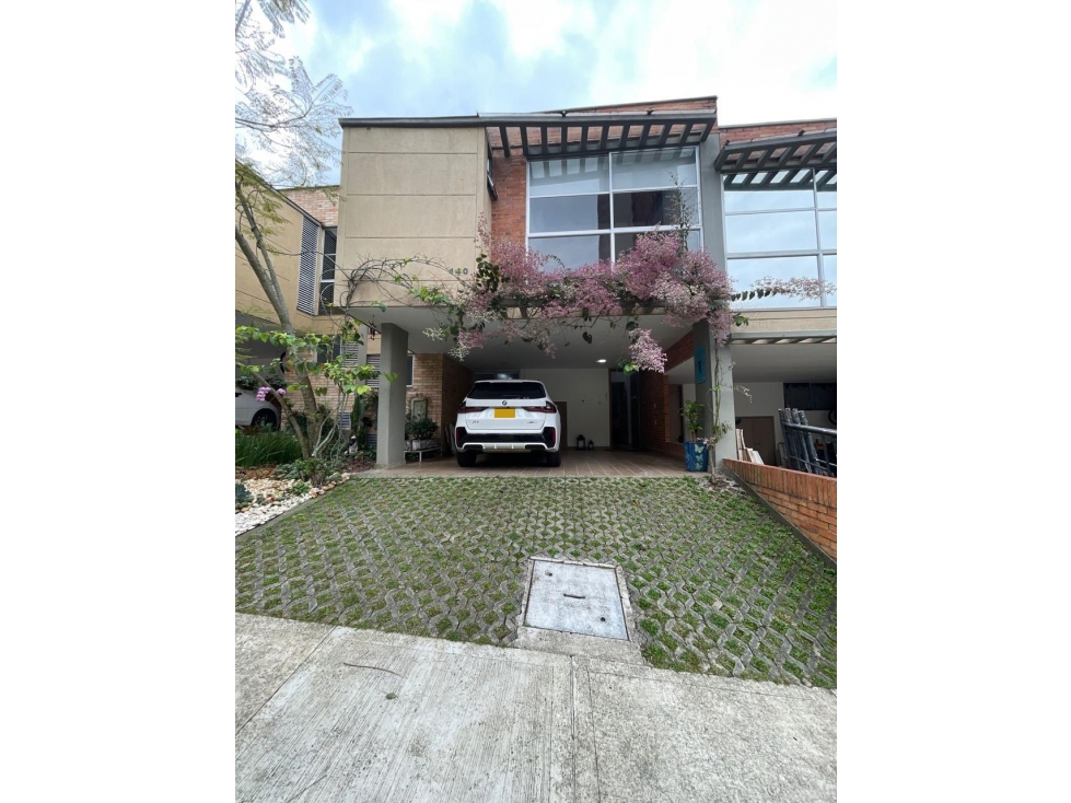 Casa para Arriendo tradicional o amoblada. Poblado el Tesoro.