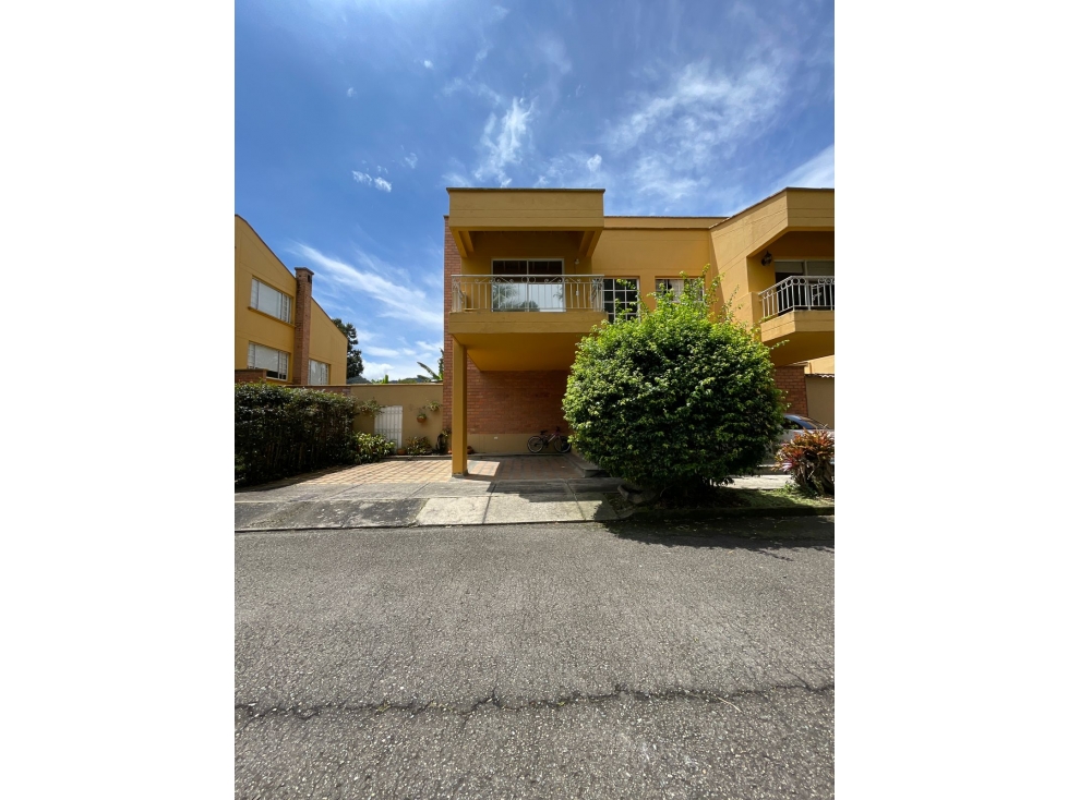Casa en venta en unidad cerrada en la ceja
