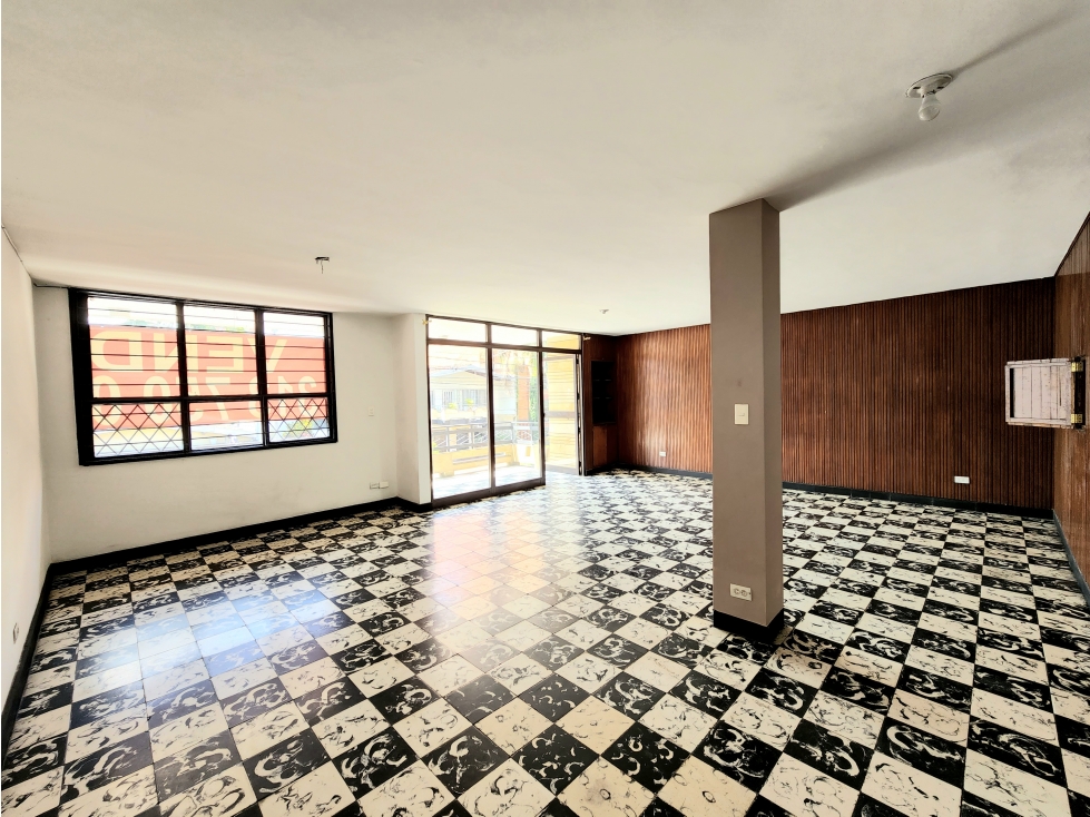 Venta de casa segundo piso en sector Estadio