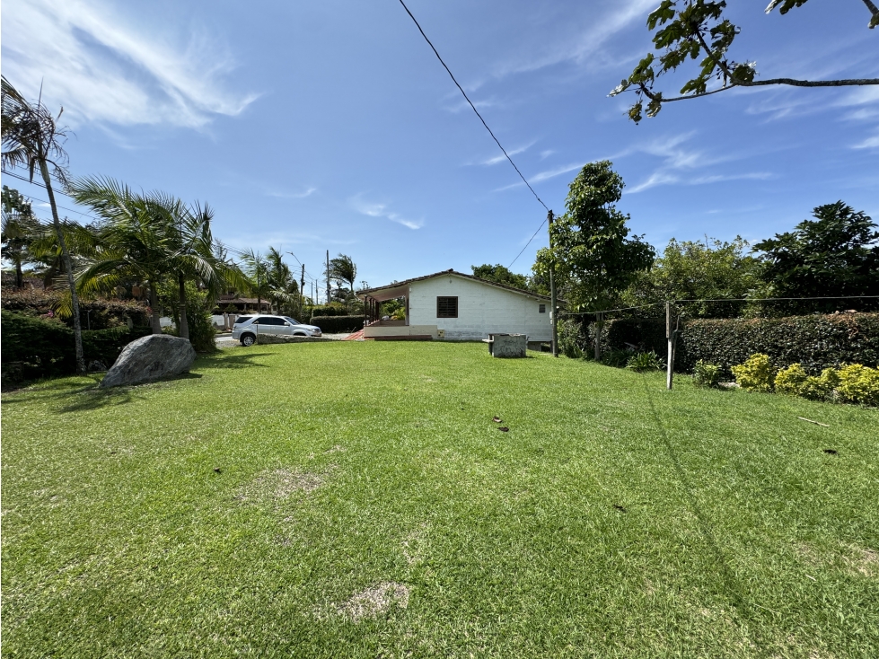 Lote con casa para uso comercial en Llanogrande