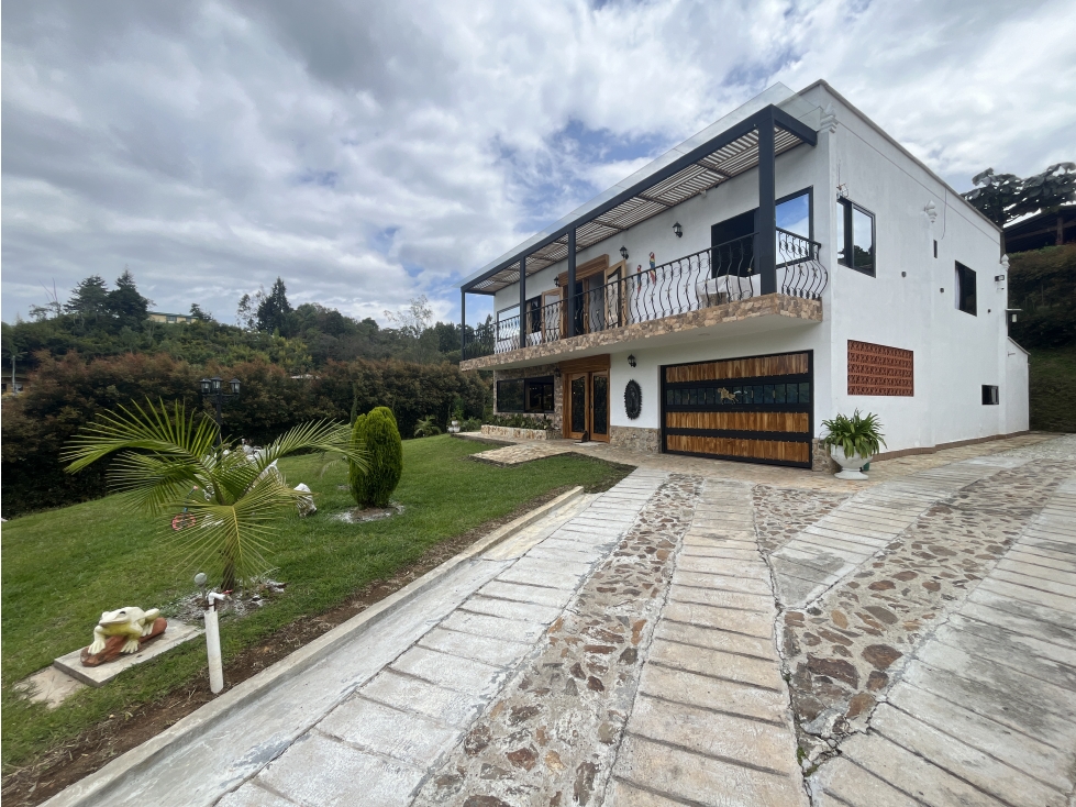 Casa con Piscina en Guarne cerca al Aeropuerto