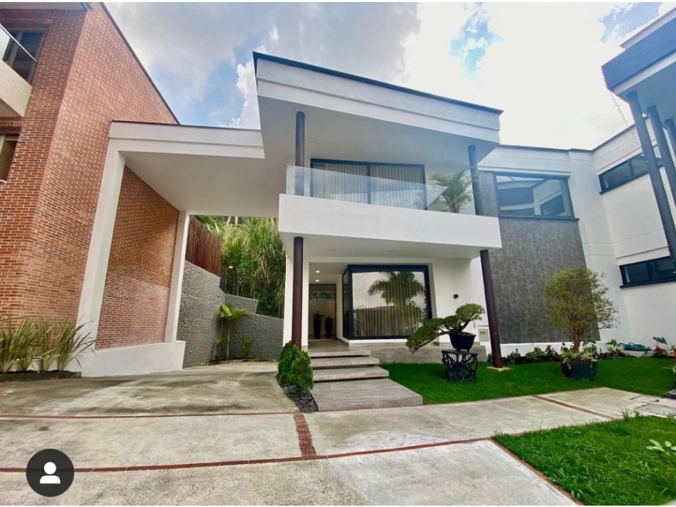 Casa para La Venta en Medellín Altos del Poblado