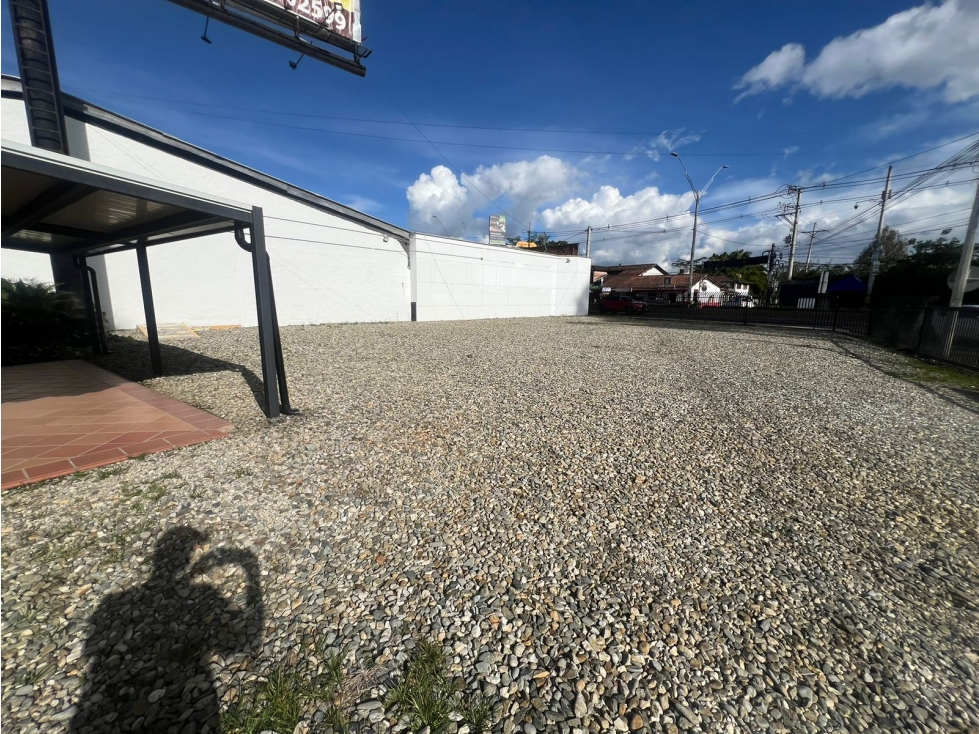Lote comercial con casa u oficinas en Llanogrande - 2
