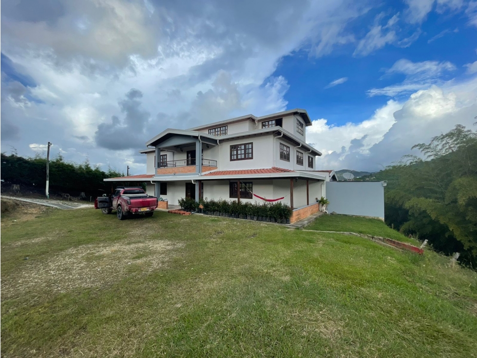 Casa para la Venta en El Peñol Antioquia - 1