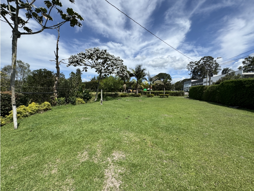 Lote con casa para uso comercial en Llanogrande — foto 2