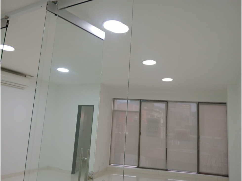 OFICINA A LA VENTA EN EL POBLADO — foto 2