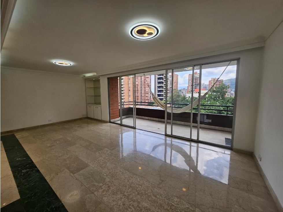 Apartamento para arriendo en El Poblado Loma de Los Parra — foto 2