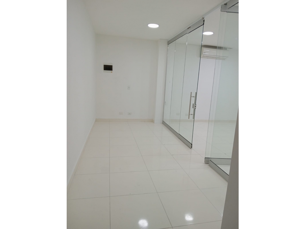 OFICINA A LA VENTA EN EL POBLADO — foto 3