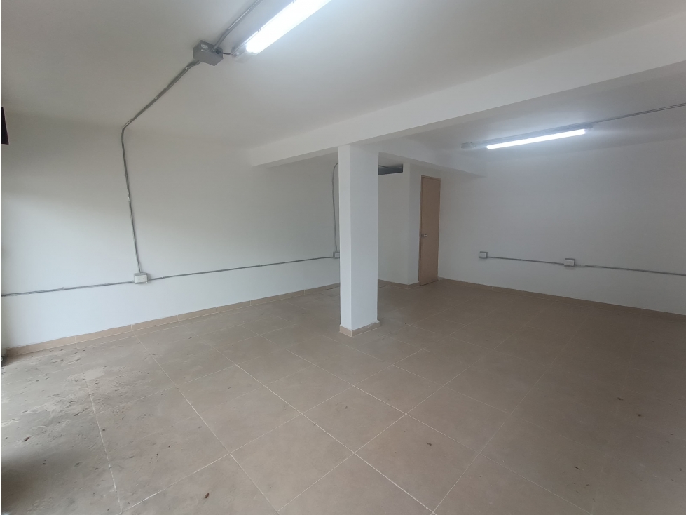 Local comercial para renta en avenida principal sobre la 80