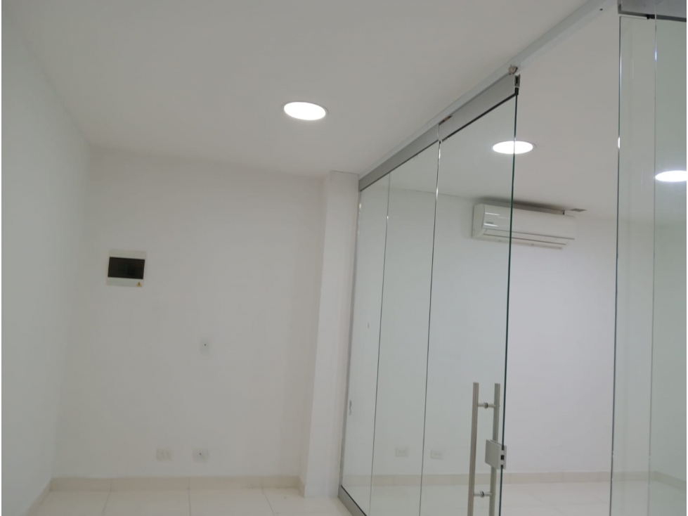 OFICINA A LA VENTA EN EL POBLADO — foto 4