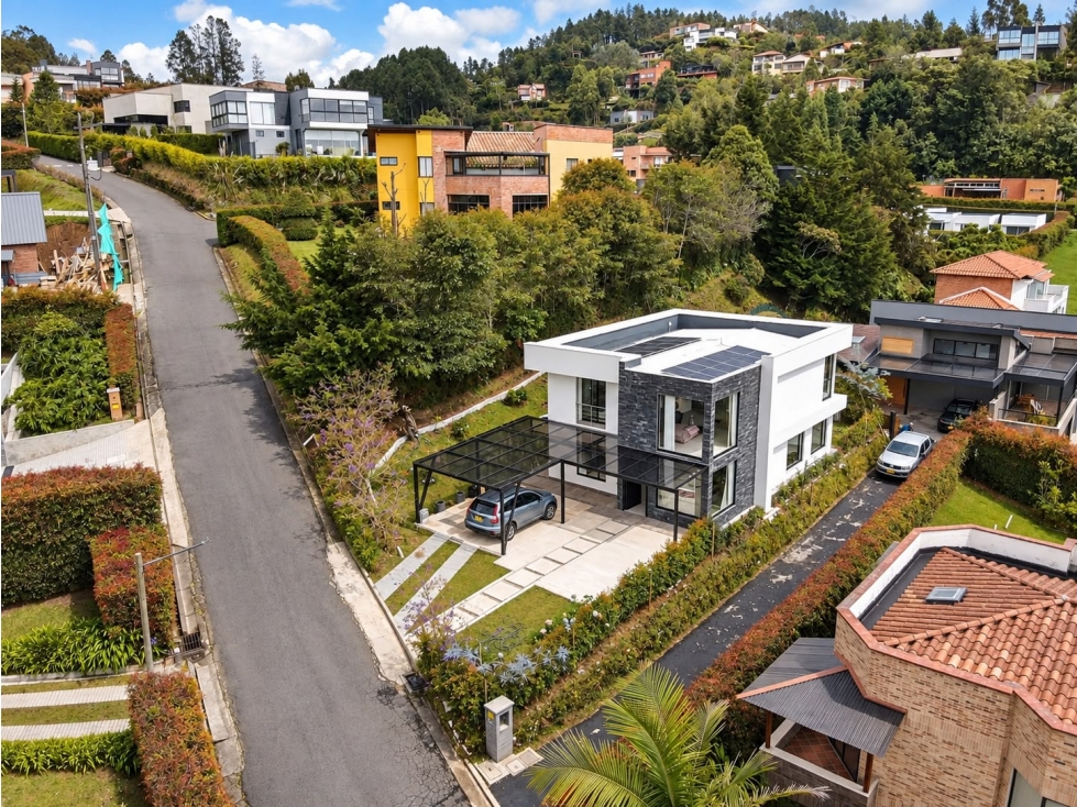 Casa en venta en Loma del Escobero Envigado