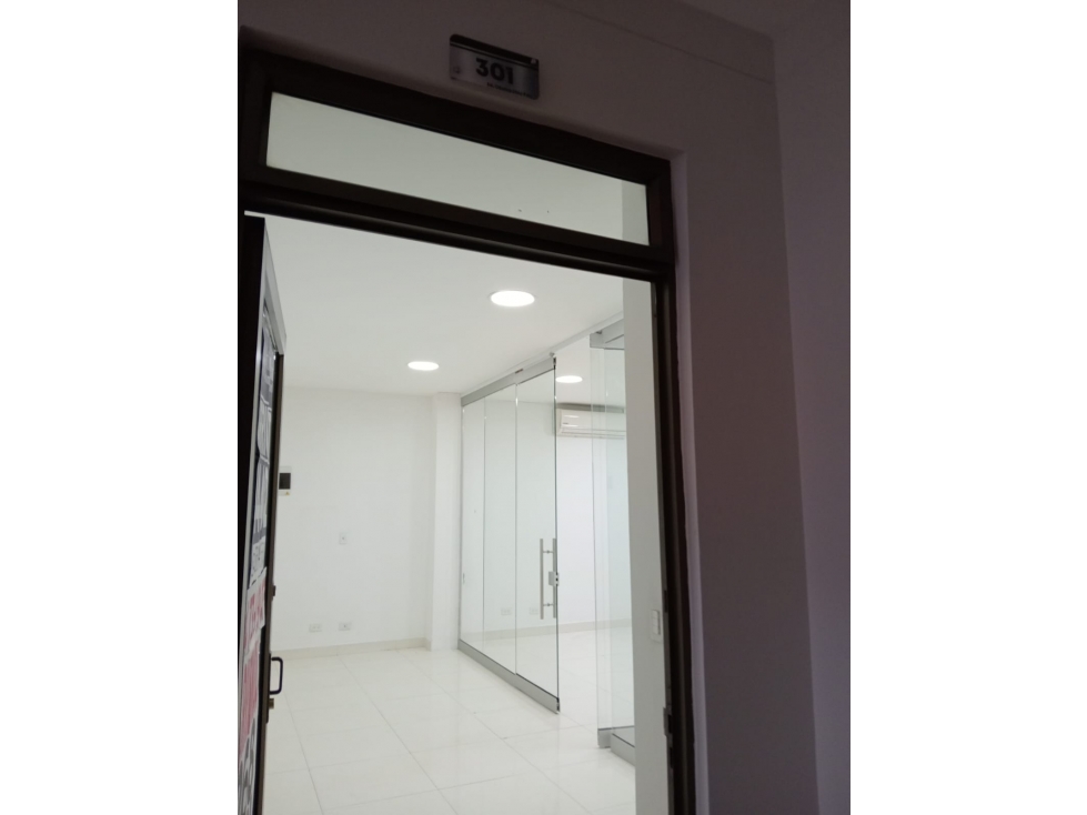 OFICINA A LA VENTA EN EL POBLADO — foto 5