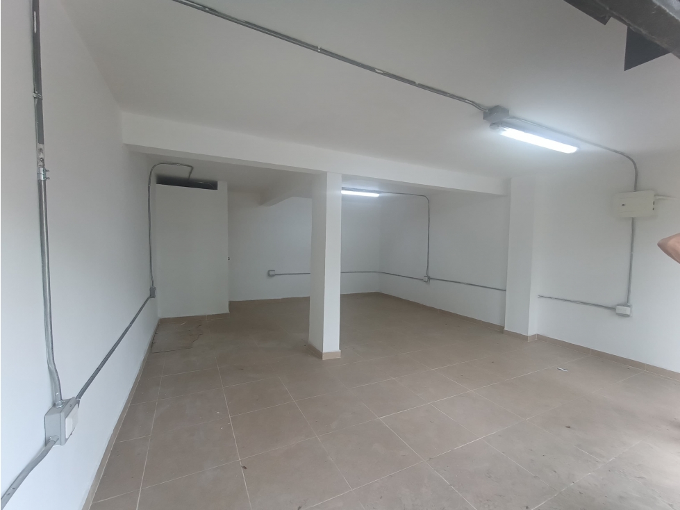 Local comercial para renta en avenida principal sobre la 80 — foto 2