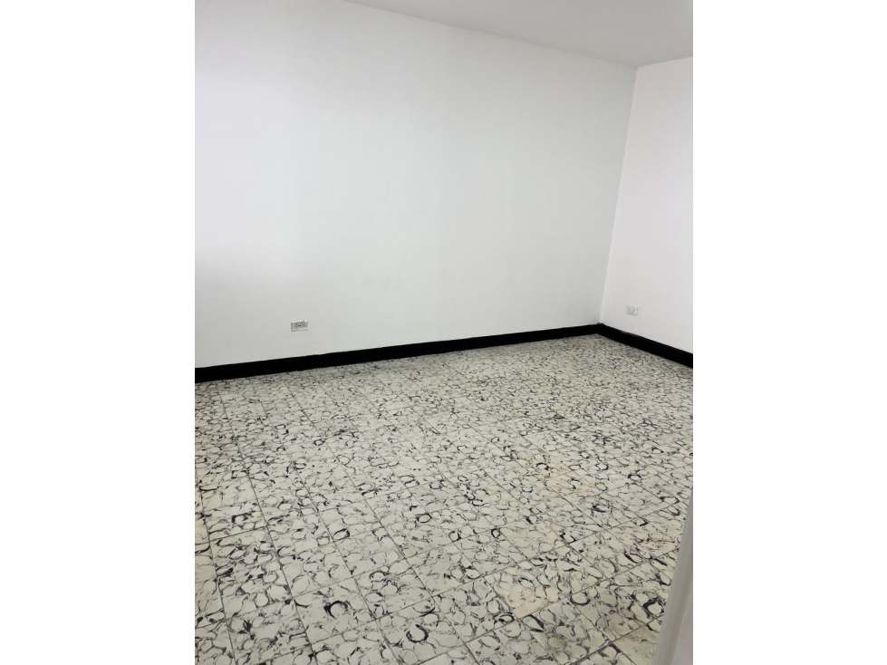 Casa comercial para arriendo en laureles Medellín — foto 2