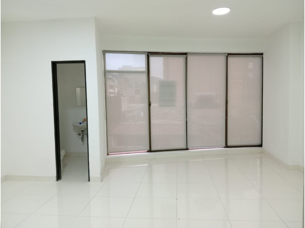 OFICINA A LA VENTA EN EL POBLADO — foto 6