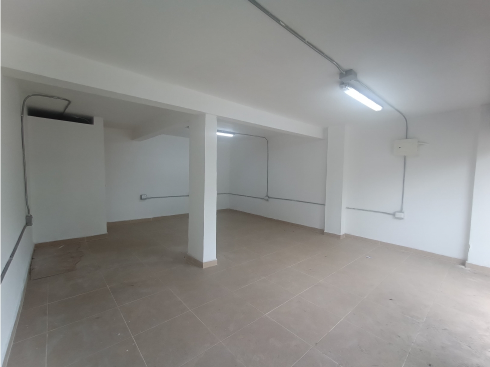 Local comercial para renta en avenida principal sobre la 80 — foto 3
