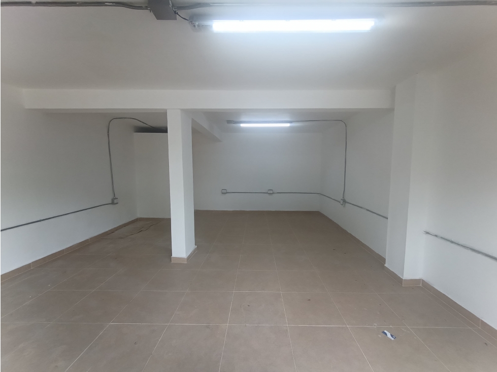 Local comercial para renta en avenida principal sobre la 80 — foto 6