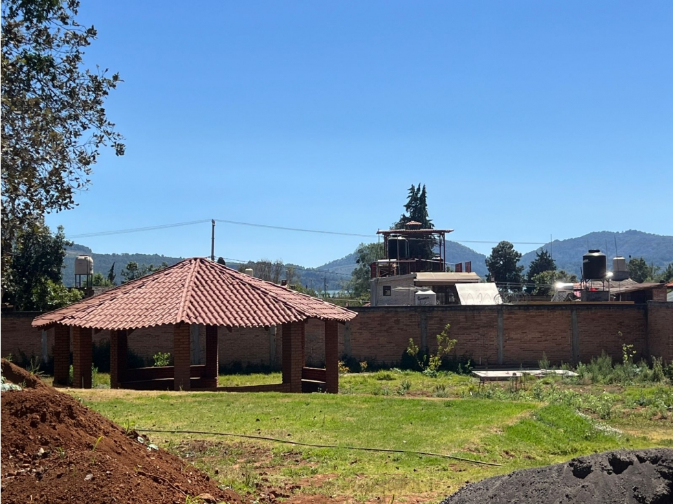 Terreno amplio en venta con dos casas en el corazon de Zirahuen - 1