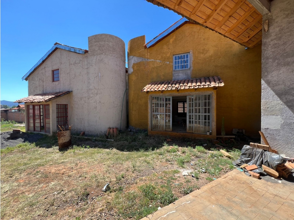 Terreno amplio en venta con dos casas en el corazon de Zirahuen - 2