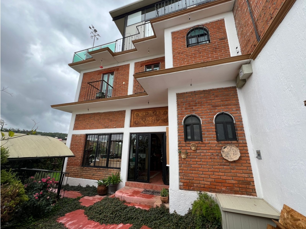 Casa con Departamento y Jardín en Venta Patzcuaro