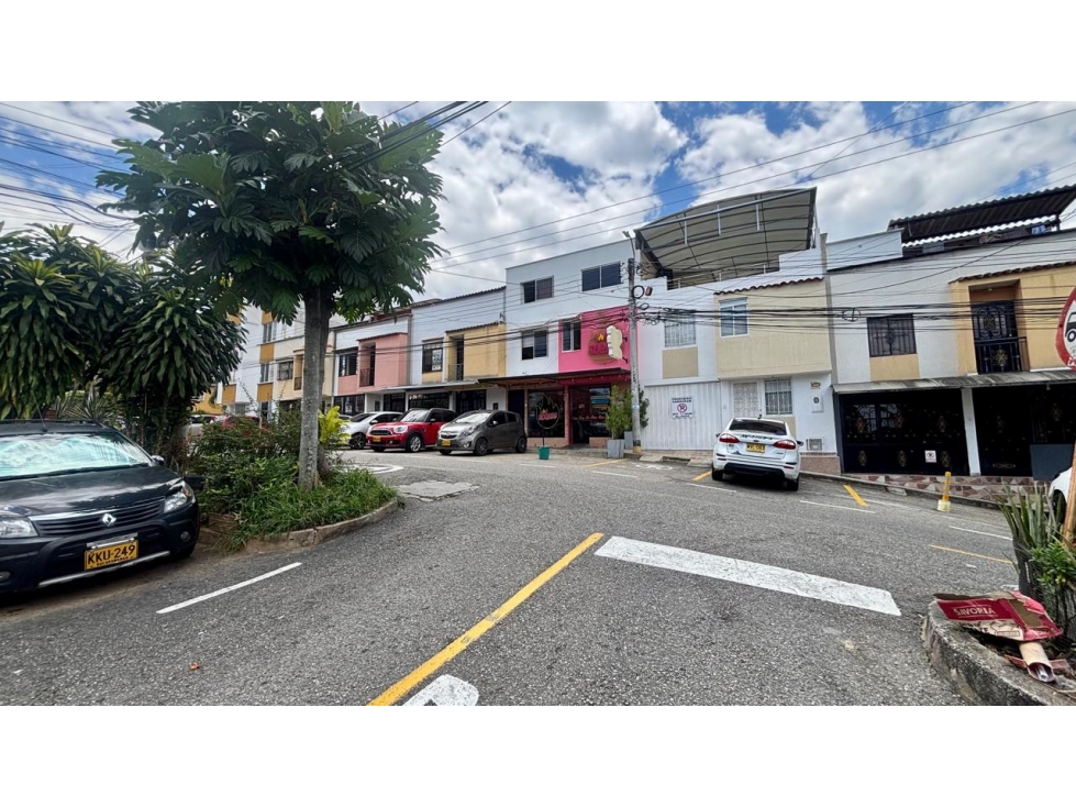 SE VENDE EDIFICIO DE 3 PISOS CON LOCAL COMERCIAL - 1