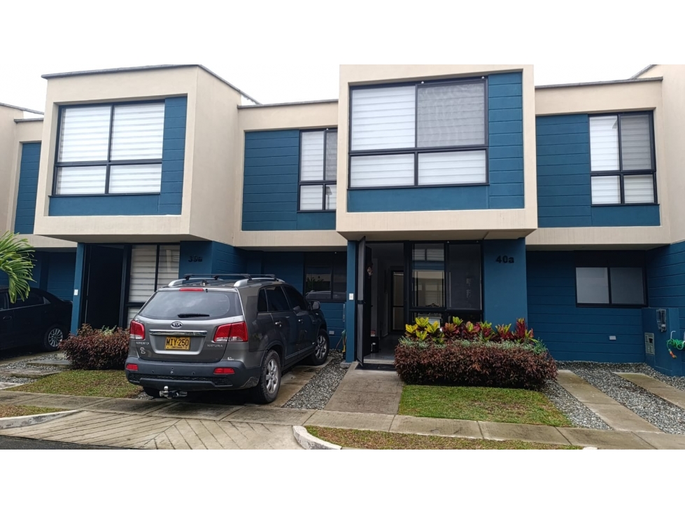 SE VENDE AMPLIA CASA AMOBLADA EN CONJUNTO CERRADO CERCA AL AEROPUERTO