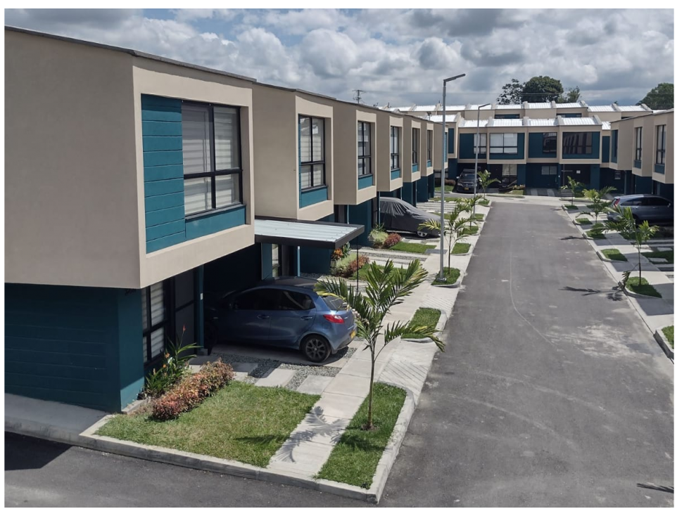 SE VENDE AMPLIA CASA EN CONJUNTO CERRADO CERCA AL AEROPUERTO