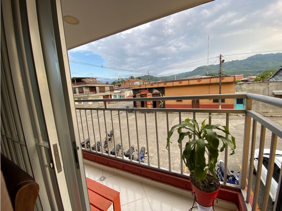 SE VENDE ILUMINADO APARTAMENTO EN FUNDADORES CAICEDONIA - VALLE