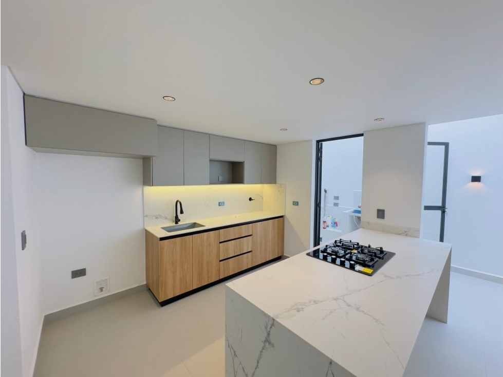 EN VENTA CASA EN UNIDAD ABIERTA EN LA CEJA A UNA CUADRA DEL CC VIVA