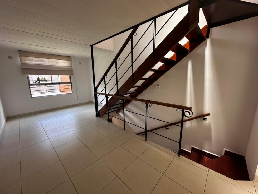 SE VENDE CASA 2DO PISO Y MANSARDA- EL CARMEN DE VIBORAL