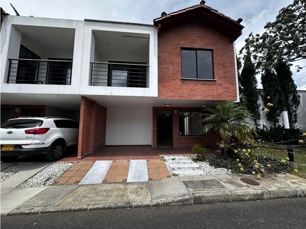 SE VENDE CASA ESQUINERA EN UNIDAD CERRADA SECTOR CC VIVA
