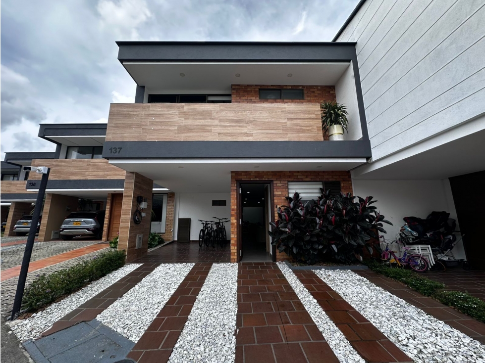 VENDO CASA LUJOSA AL LADO DEL C.C VIVA EN UNIDAD CERRADA EN LA CEJA