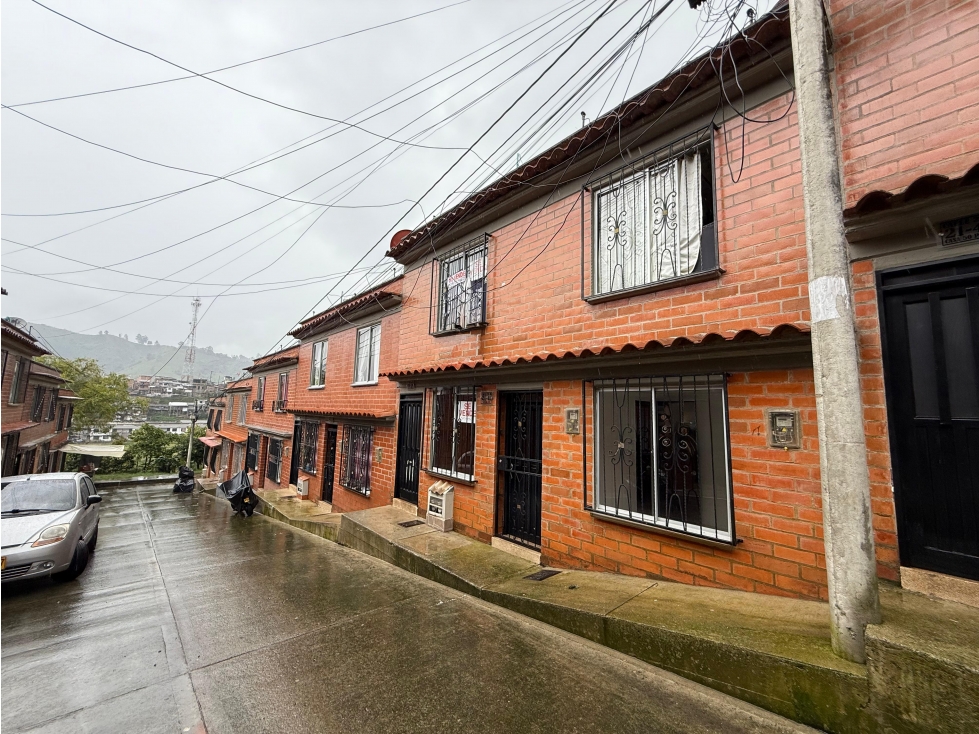 VENDO CASA CON DIVISION DE PISOS INDEPENDIENTES EN SANTA ROSA